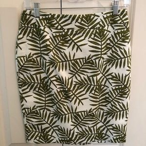 Ann Taylor printed skirt with lining. Size 2P.